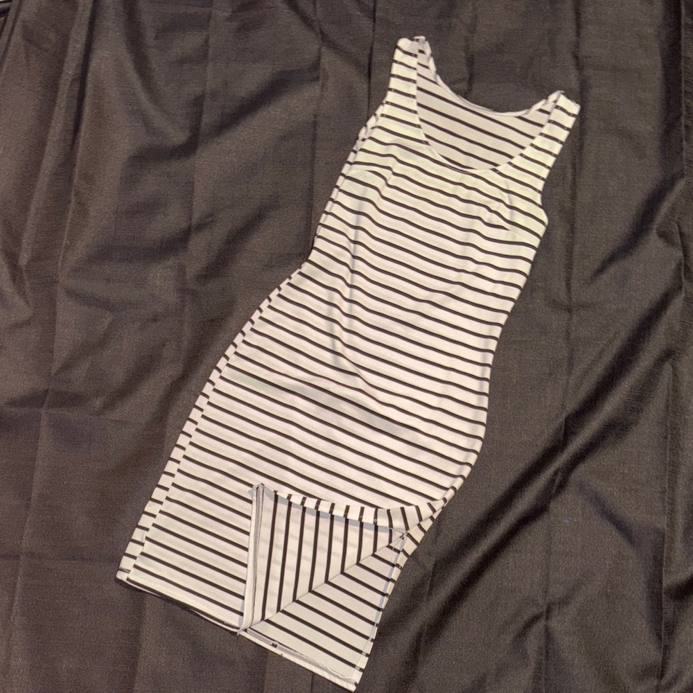 Cover up dress, black and white traps with a slit on the left side, knee length.
